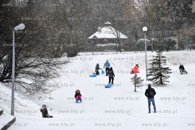 Dzieci zjeżdżają na sankach na placu zabaw na Chełmie...
