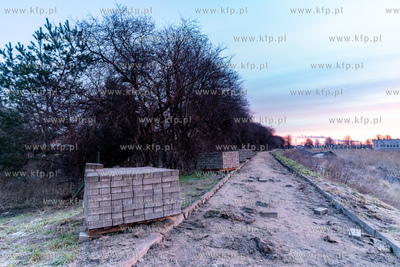 Rewitalizacja Opływu Motławy. Nz. budowa nowego chodnika...