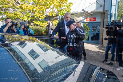 Gdańsk. Lech Wałęsa oddaje głos w wyborach parlamentarnych...