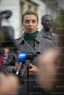 Plac przy pomniku Lecha Bądkowskiego. Konferencja...