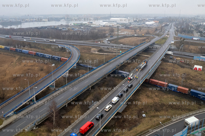 Przygotowania do zmiany organizacji ruch na estakadzie...