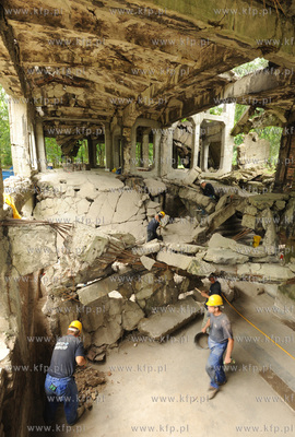 Westerplatte. Prace remontowe na terenie dawnych koszar...