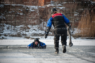 Marina w Gdansku. Cwiczenia ratownikow wopr oraz strazakow...