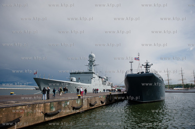 Port w Gdyni. Zacumowane w Basenie Prezydenckim okrety...