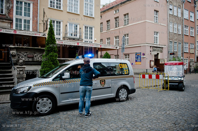 Gdansk. Ul. Piwna. Patrol Strazy Miejskiej kontroluje...