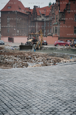 Gdansk. Wymiana kostki brukowej na skrzyzowaniu ulic...