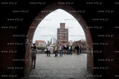 Gdansk. Dlugie Pobrzeze. Pelne turystow ulice starego...