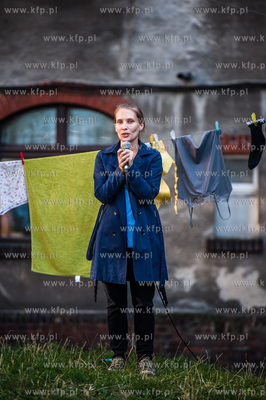 Gdansk. Podworko ulic Robotniczej i Jana z Kolna. Sasiedzi...