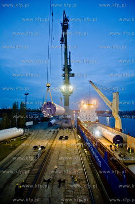 Stocznia Gdanska. Zaladunek elementow wiez wiatrowych,...