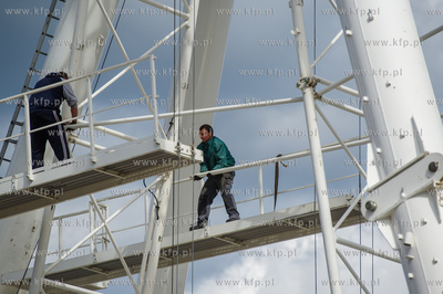 Gdansk. Montaz kola widokowego na Wyspie Spichrzow.
18.05.2015
fot....