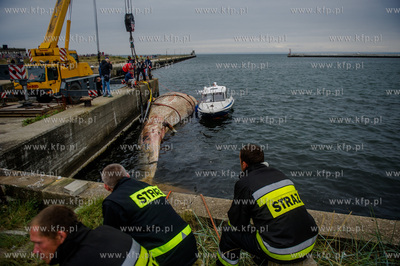 Port Wojenny na Helu. Akcja podnoszenia i transportu,...
