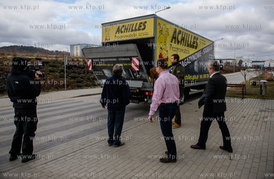 Gdansk. Uniwersytet Gdanski. Rozladunek szkieletu pletwala...
