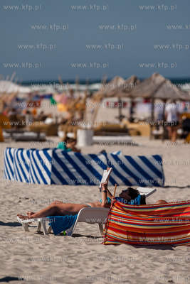 Jurata. Pelna turystow zatloczona plaza od strony otwartego...