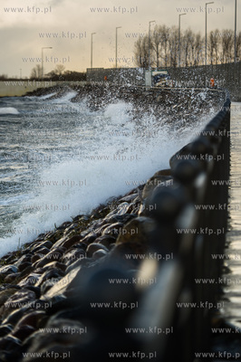 Gdańsk. Silny wiatr oraz wysokie fale na Zatoce Gdańskiej....