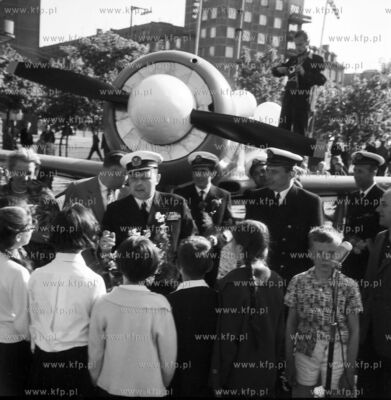 Samolot Jak jako pomnik na rogu ul. Derdowskiego i...