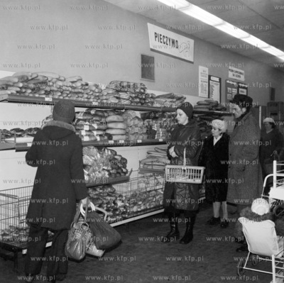 Sklep samoobslugowy w Trojmiescie. Regal z pieczywem....