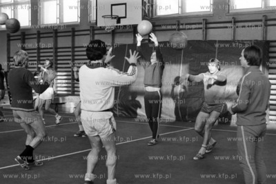 Trening piłkarzy Arki Gdynia w hali sportowej WSWF...