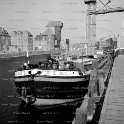 Barka zacumowano na Motlawie przy elewatorze zbozowym...