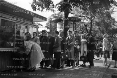 Kolejka przed kioskiem RSW Ruch Jantar.  ( lata50 )
1959
0006180z_gdynia
Fot....