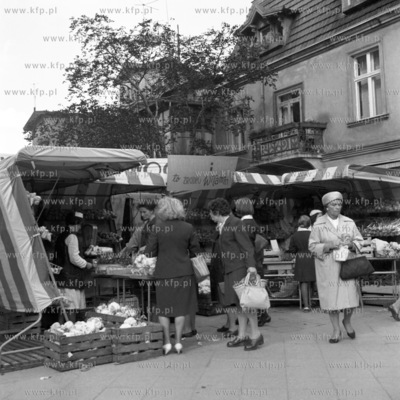 Kolejka przed straganem z warzywami.
10.1969
0002286z_pazdziernik1969
Fot....