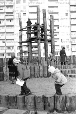Plac zabaw na gdańskiej Zaspie. 
3.04.1979
3kwiecien79_z.kosycarz_p22
Fot....
