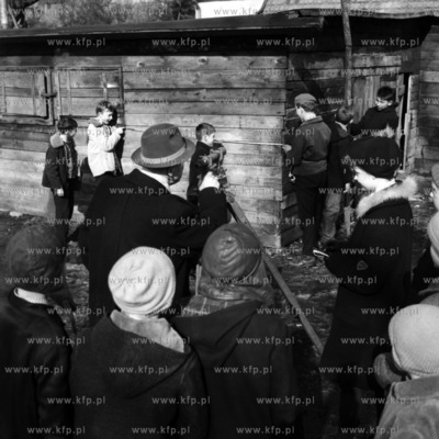 Młodzież dokonuje pomiarów geodezyjnych drewnianej...