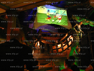 Kibice na ulicach i w pubach Gdyni przed i podczas...