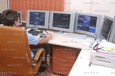 Sztab w Komendzie Miejskiej Policji w Gdyni, przy momnitoringu...