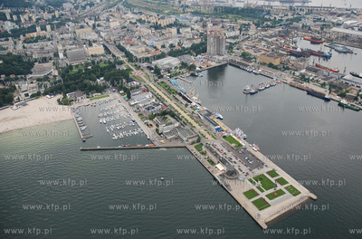 Gdynia z lotu ptaka. Nz. Skwer Kosciuszki z basenem...