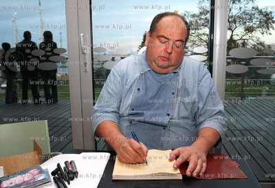 Gdynia, Centrum Gemini. Maciej Kuron podpisywal swoja...