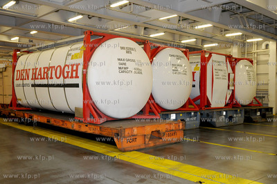 Gdynia. Do nabrzeza w Baltyckim Terminalu Kontenerowym...