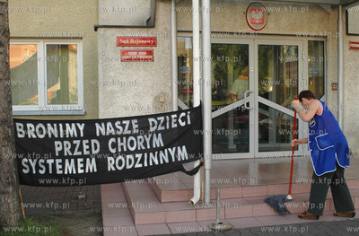 Elblag. Sad Rejowony. Ojcowie i przedstawiciele kilkunastu...