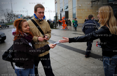 Gdansk. Wejscie do CH Galeria Baltycka. Manifestacja...