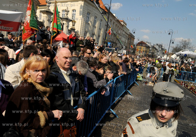 Warszawa. Palac Prezydencki. Polacy zegnaj zmarlego...