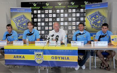 Trener Arki Gdynia Dariusz Pasieka przedstawil na konferencji...