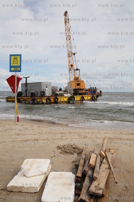 Sopot. Silny polnocny wiatr towarzyszacy sztormowi...