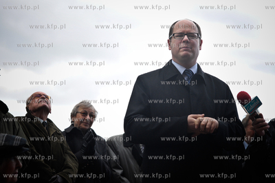 Oficjalna prezentacja osob wchodzacych w sklad honorowego...