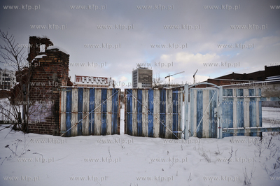 Zasniezona ulica Chmielna w Gdansku. Nz ogrodzenia...