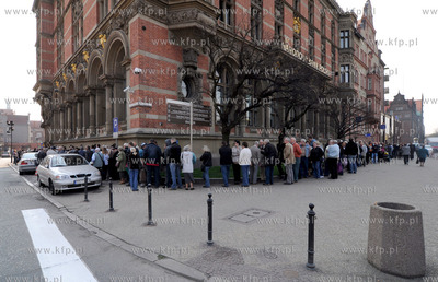 Kolejka po papieskie zlotowki przed siedziba Narodowego...