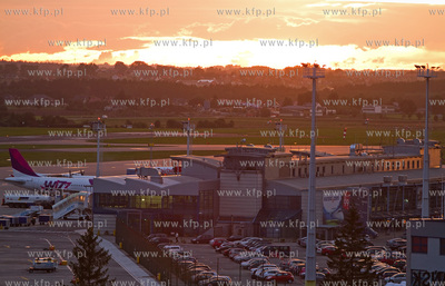 Gdansk, Rebiechowo. Nz. Widok na terminal T1.
12.09.2012...
