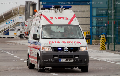 Port Lotniczy Gdansk im. Lecha Walesy. Nz. Ambulans...