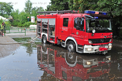 Sopot. Ulica Poniatowskiego. Ulewny popoludniowy deszcz...
