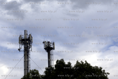 Anteny telefonii komorkowej umieszczone na kominach...