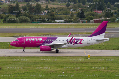 Port Lotniczy Gdansk. Nz. Airbus 320 linii WizzAir...