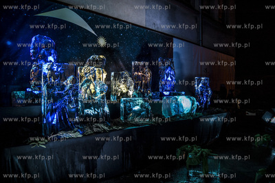 Przed Galeria Sztuki Warzywniak w Gdansku Oliwie, stanela...