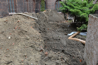 Polmetrowa rzezba glowy Adolfa Hitlera, zostala odkopana...