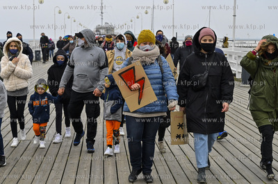 Sopot. Molo. Protest Kobiet po wydanym orzeczeniu Trybunalu...