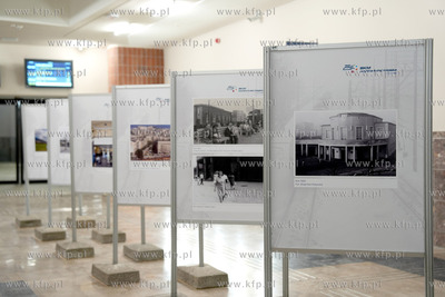 Dworzec Podmiejskie w Gdyni. Wystawa fotograficzna...