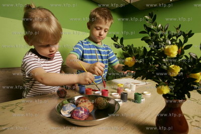 Swieta Wielkiej Nocy za pasem, dzieci maluja pisanki....