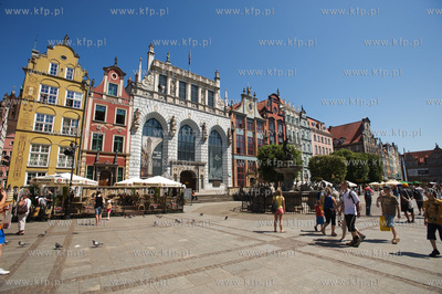 Gdansk, Dlugi Targ. W srodku Dwor Artusa, przed nim...